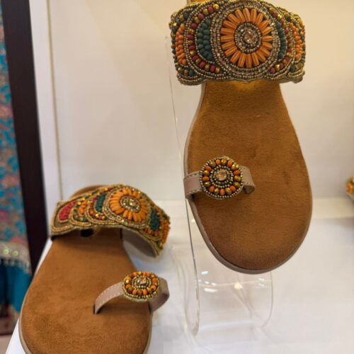 Ethnic Roe-ring Sandals